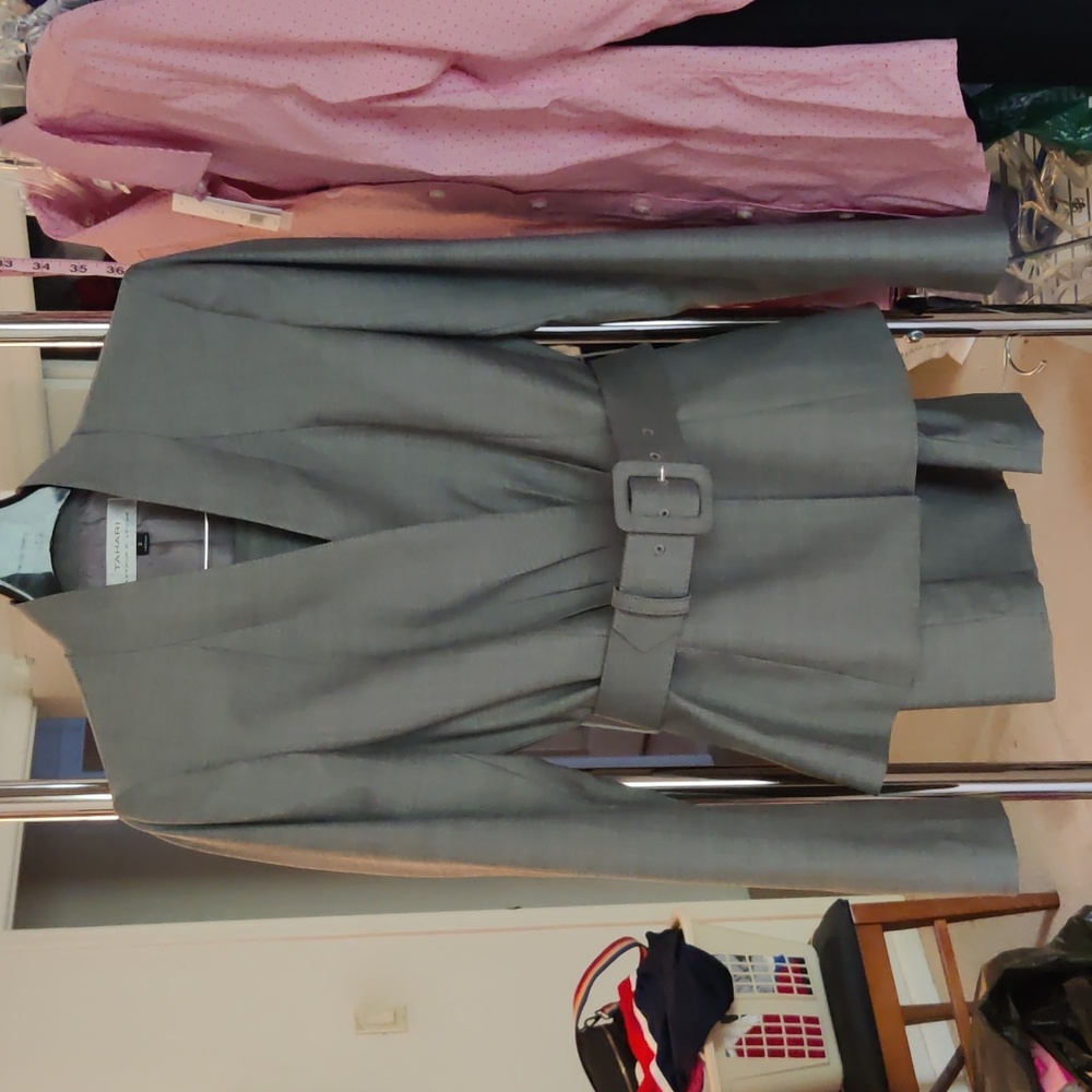 Tahari Belted Suit Jacket Size 2 Gray